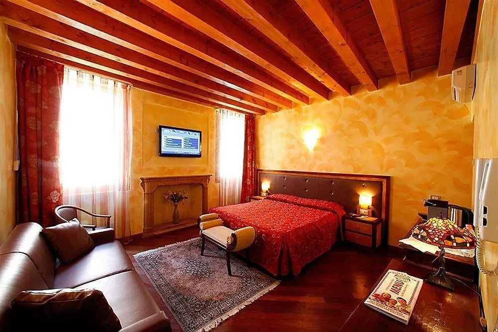 City Centre Rooms And Apartments Verona 2*,